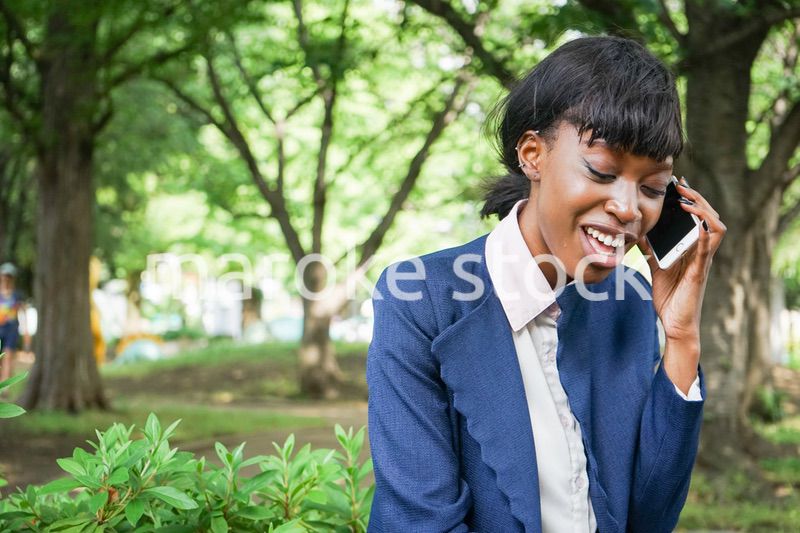 スマホで通話する黒人女性