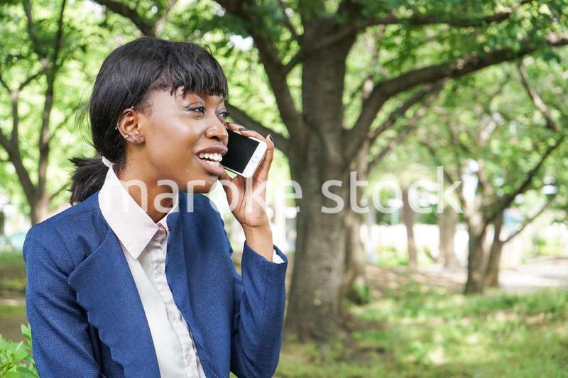 スマホで通話する黒人女性