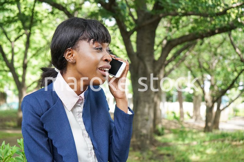 スマホで通話する黒人女性