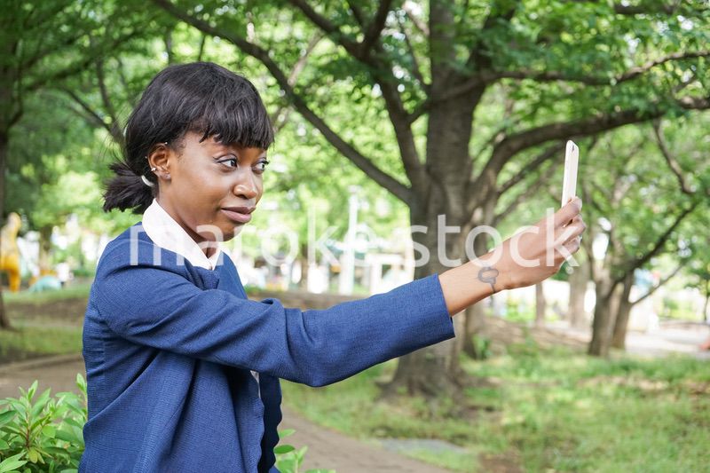 スマホを使う女性