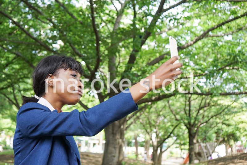 スマホを使う女性