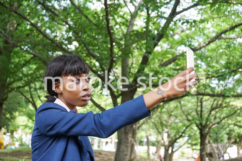 スマホを使う女性