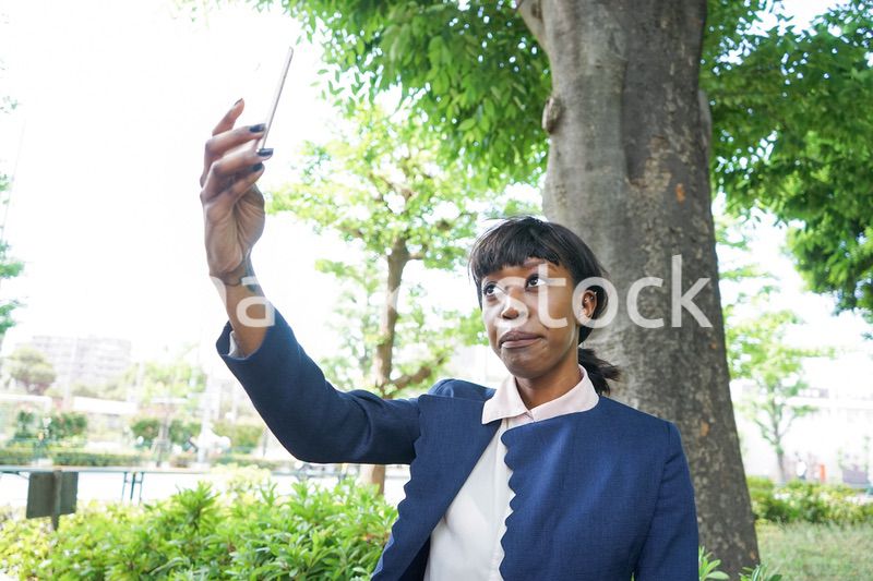 スマホを使う女性