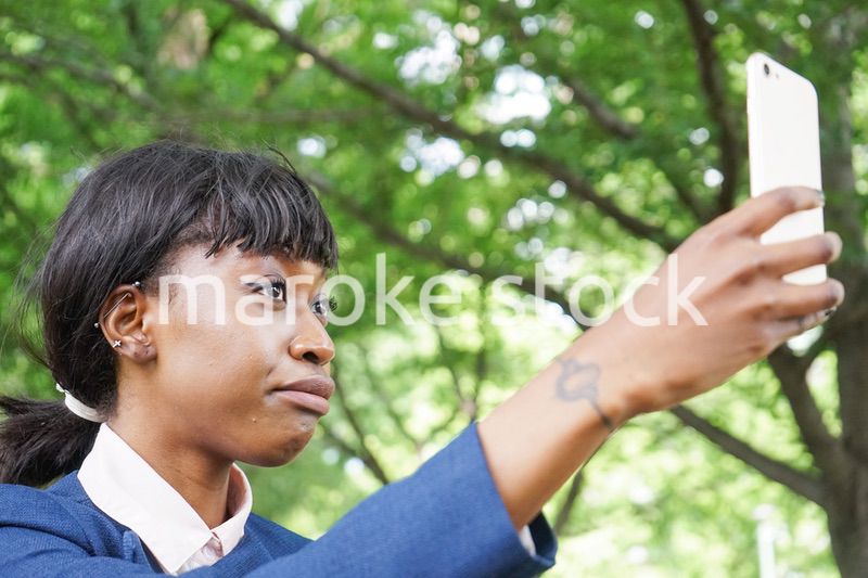 スマホを使う女性