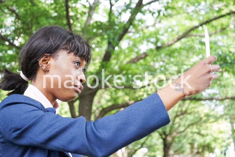 スマホを使う女性