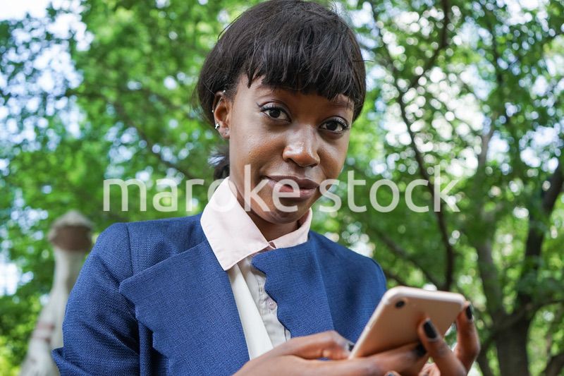 スマホを使う女性