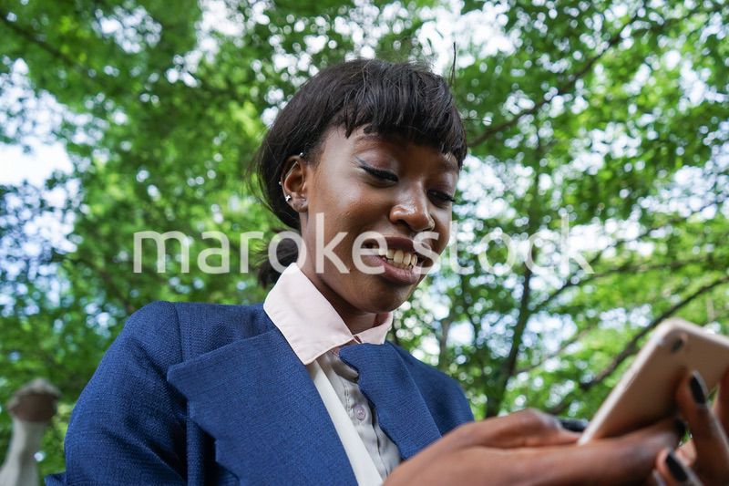 スマホを使う女性