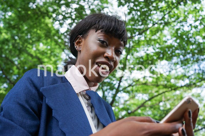 スマホを使う女性