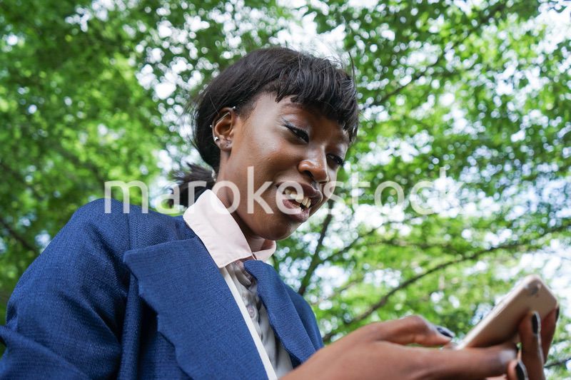 スマホを使う女性