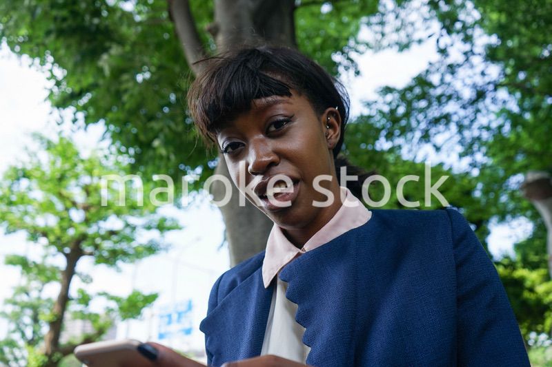 スマホを使う女性