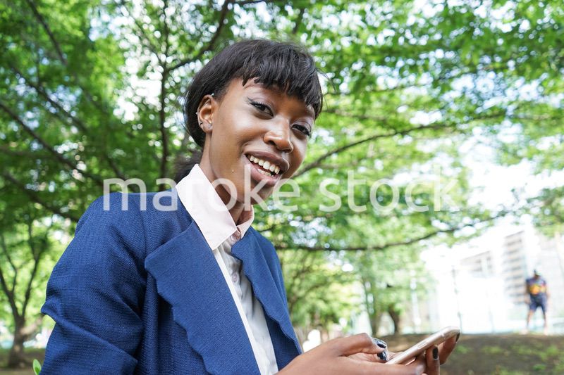 スマホを使う女性