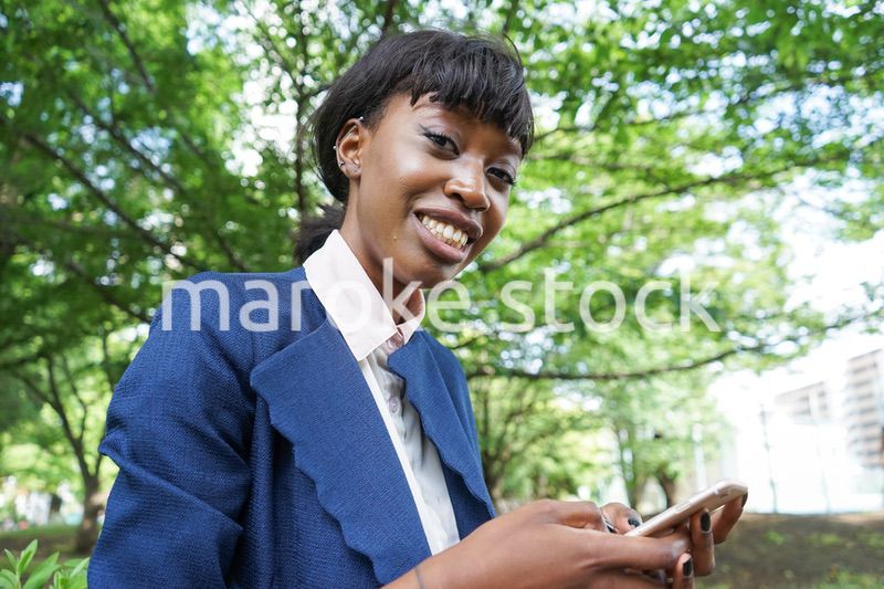 スマホを使う女性