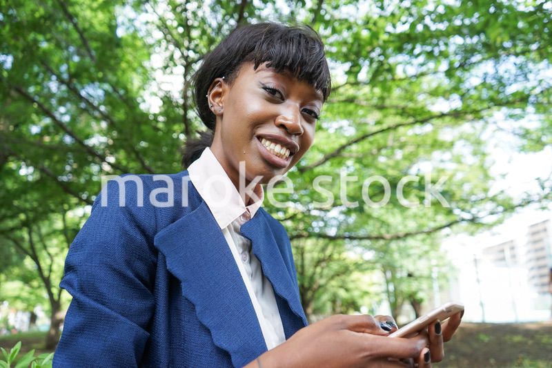 スマホを使う女性