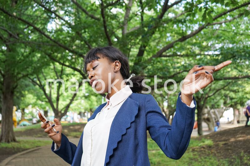 指を指す黒人女性