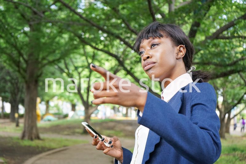 指を指す黒人女性