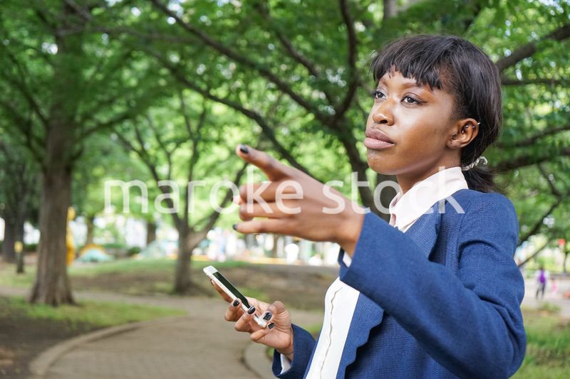 指を指す黒人女性