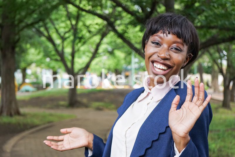 リアクションをする黒人女性