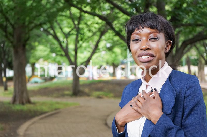 リアクションをする黒人女性