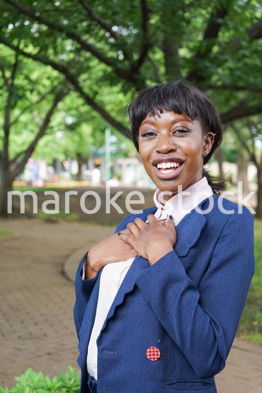 リアクションをする黒人女性
