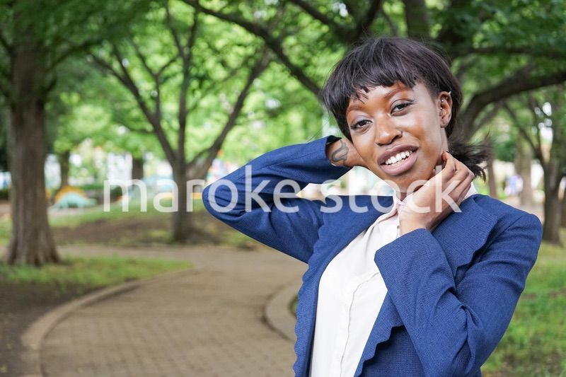 リアクションをする黒人女性