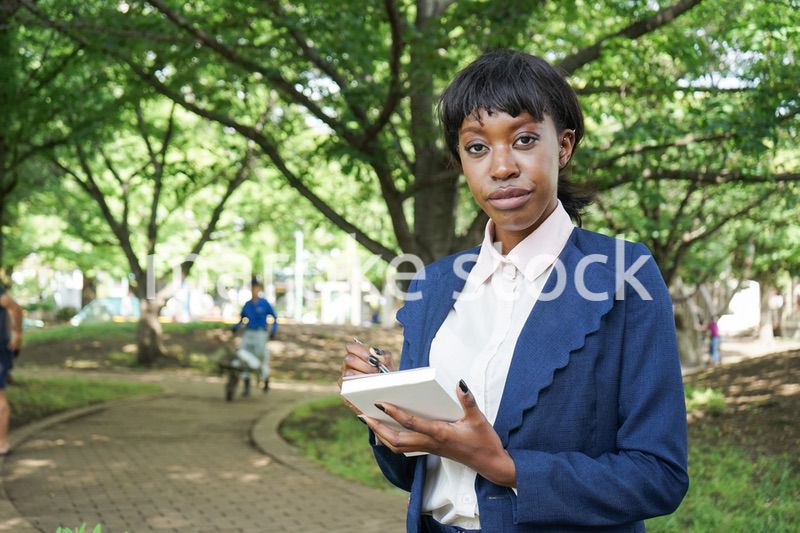 メモを取る女性