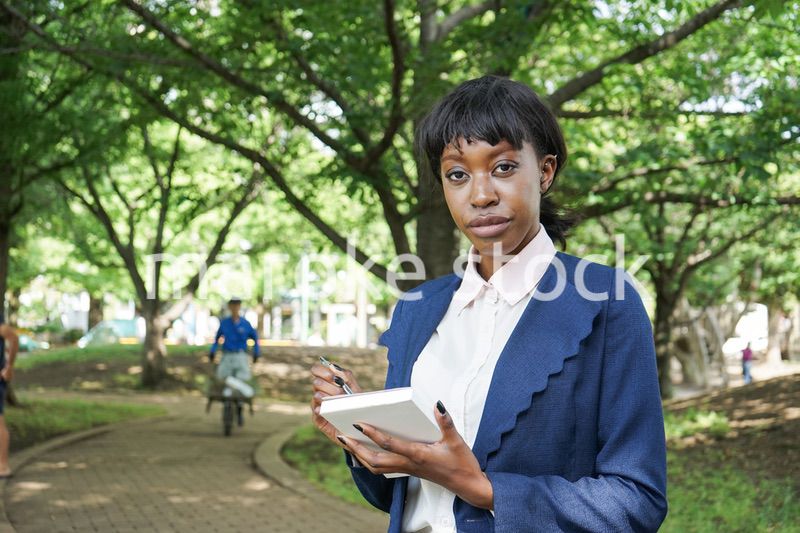 メモを取る女性