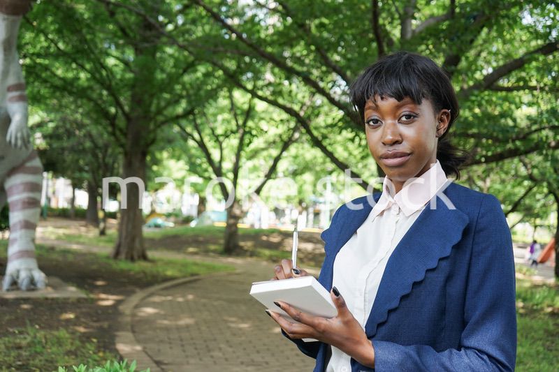 メモを取る女性