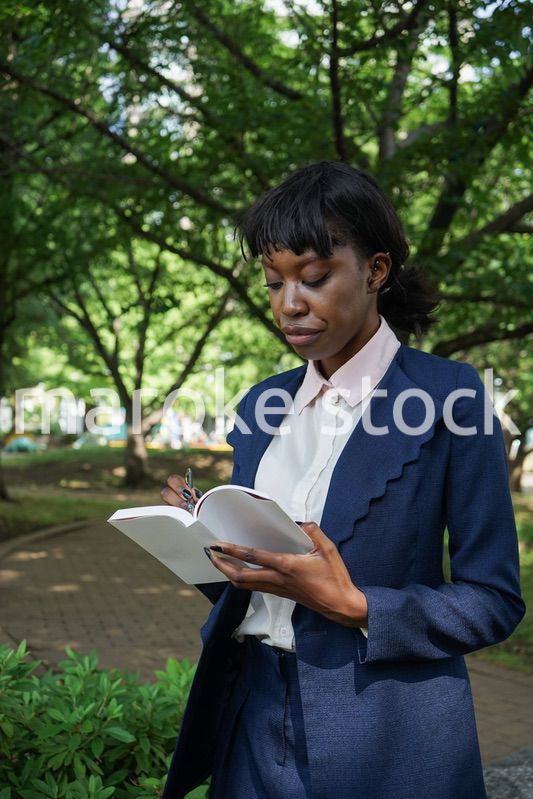 メモを取る女性