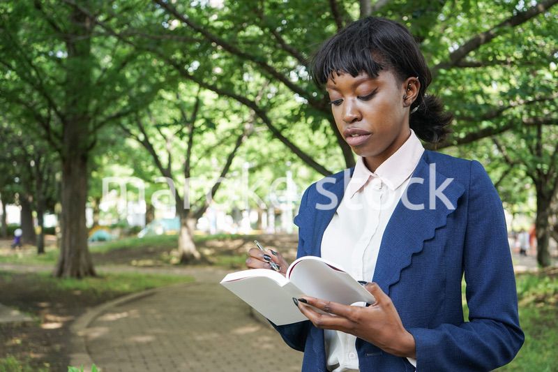 メモを取る女性