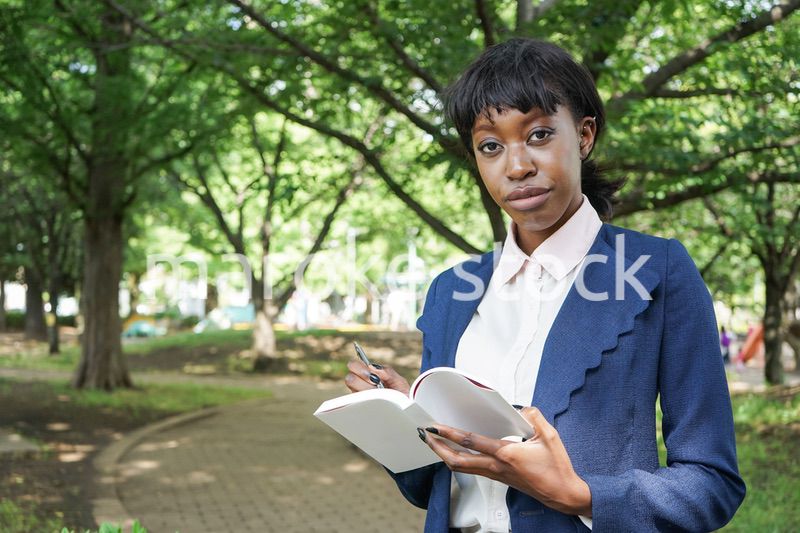 メモを取る女性