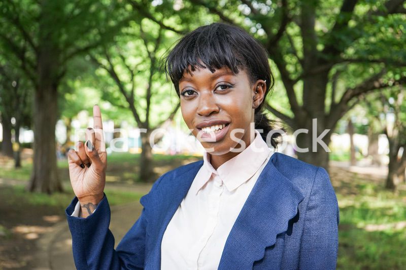 指を指す黒人女性
