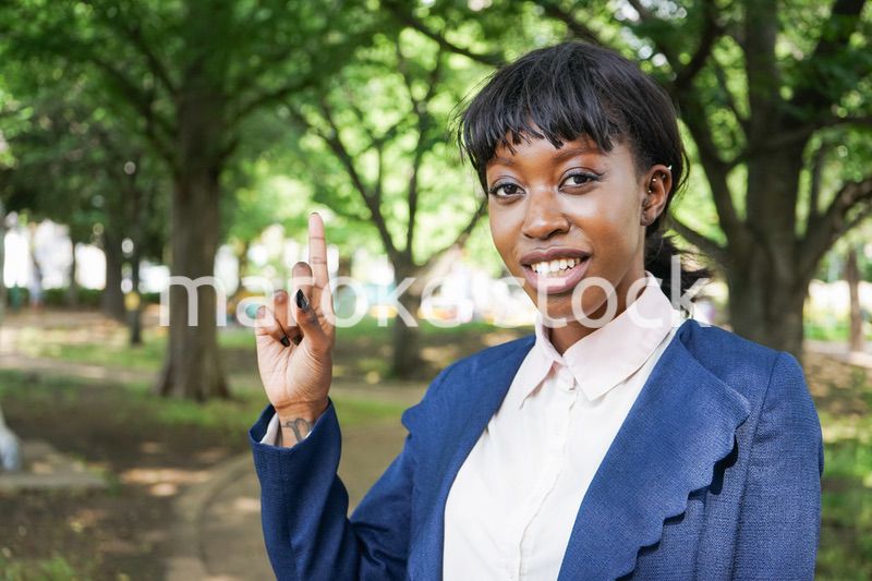 指を指す黒人女性