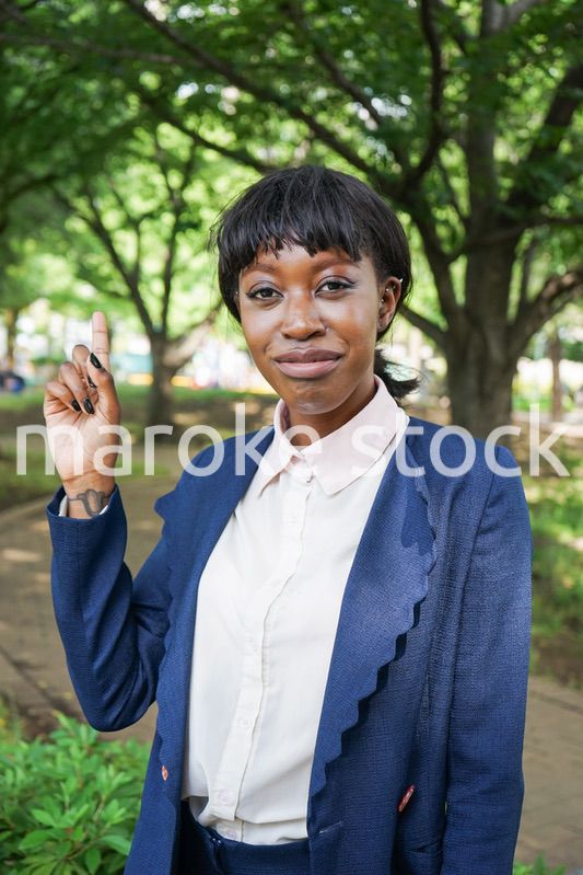 指を指す黒人女性