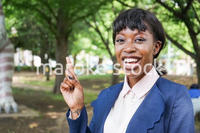 指を指す黒人女性