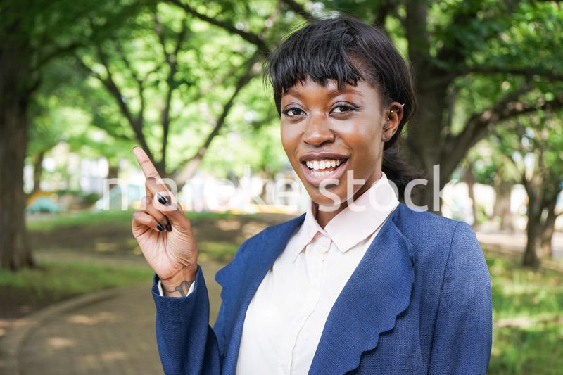 指を指す黒人女性
