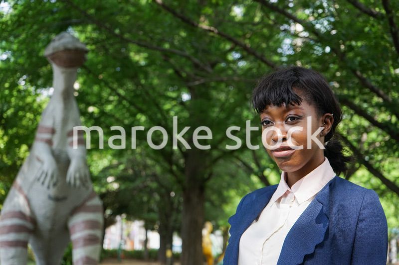 恐竜に驚く黒人女性