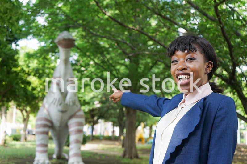 恐竜に驚く黒人女性