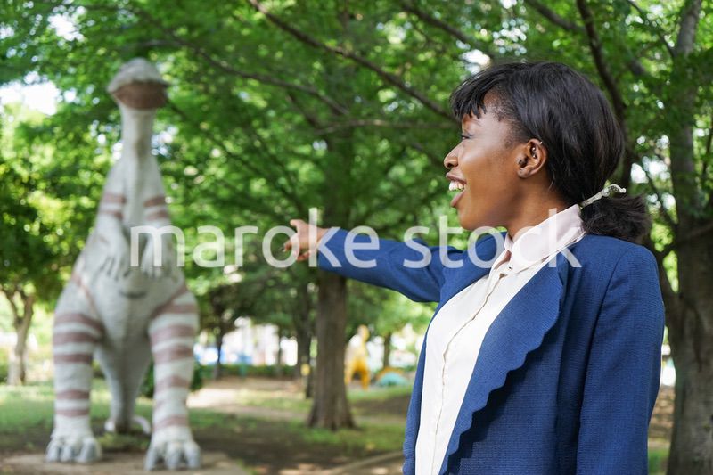 恐竜に驚く黒人女性