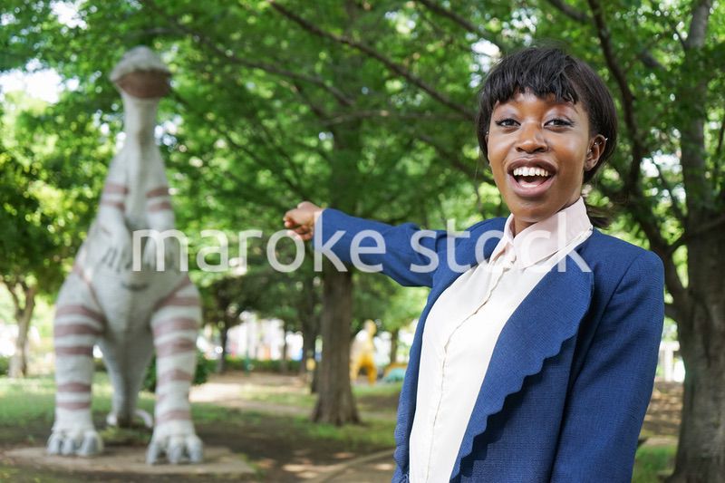 恐竜に驚く黒人女性