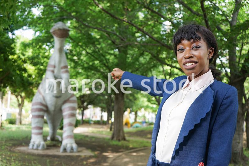 恐竜に驚く黒人女性