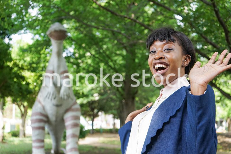 恐竜に驚く黒人女性