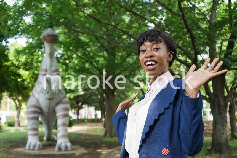 恐竜に驚く黒人女性