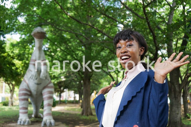 恐竜に驚く黒人女性