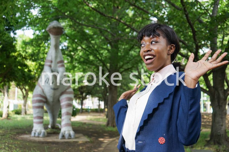 恐竜に驚く黒人女性