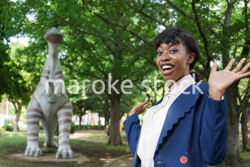 恐竜に驚く黒人女性