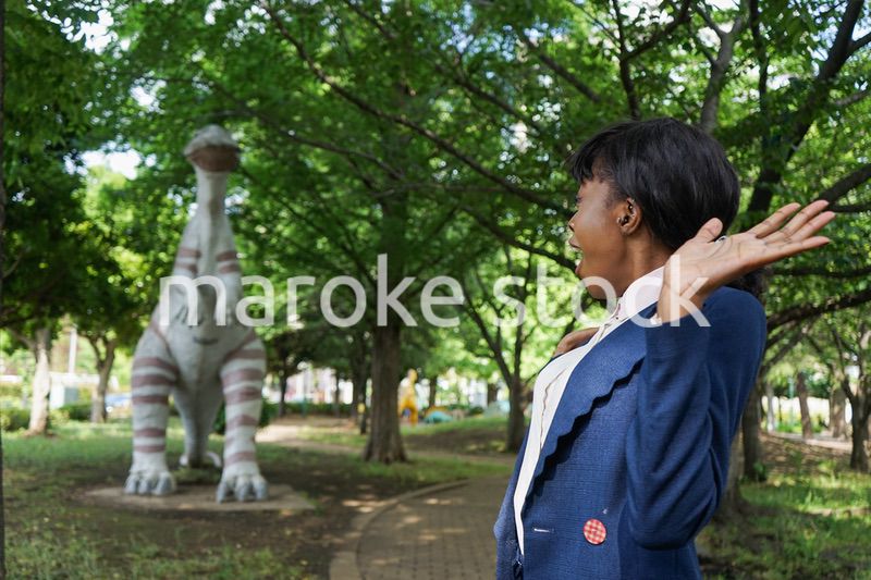 恐竜に驚く黒人女性