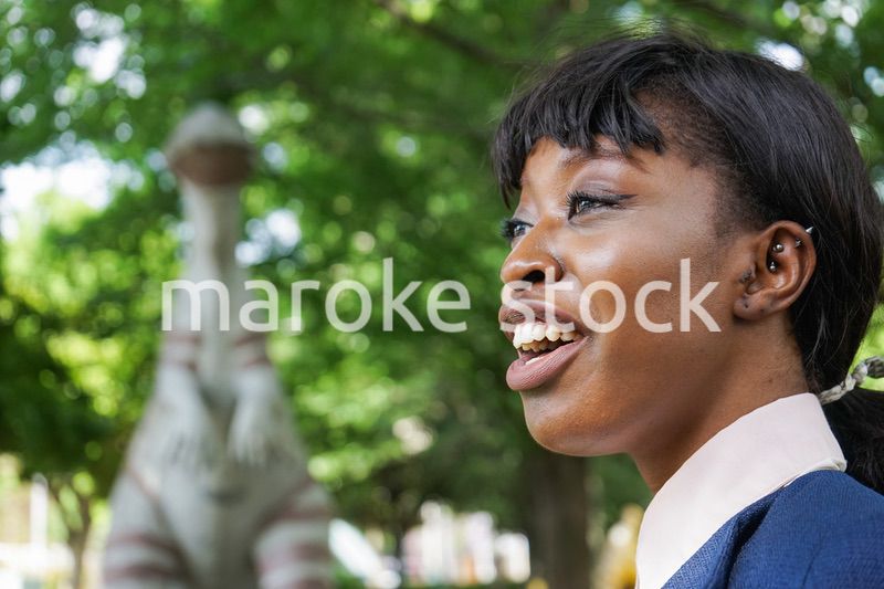 恐竜に驚く黒人女性