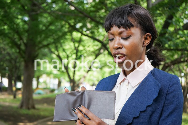 財布を見る若い女性