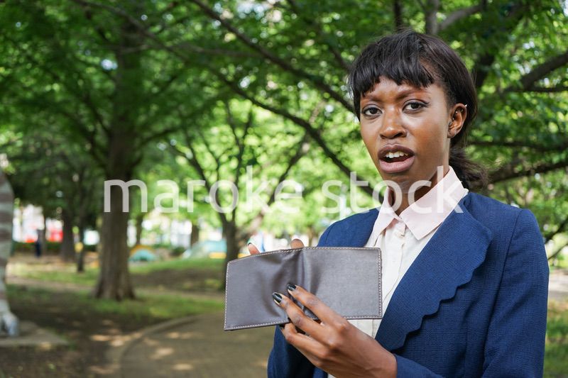 財布を見る若い女性