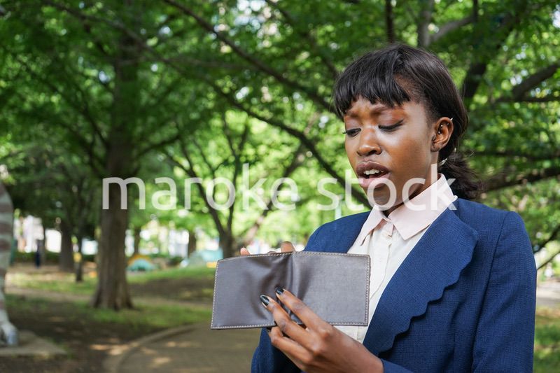 財布を見る若い女性